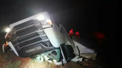 Imagem da notícia Motorista morre e mulher fica ferida após caminhão capotar na MS-240, em Inocência